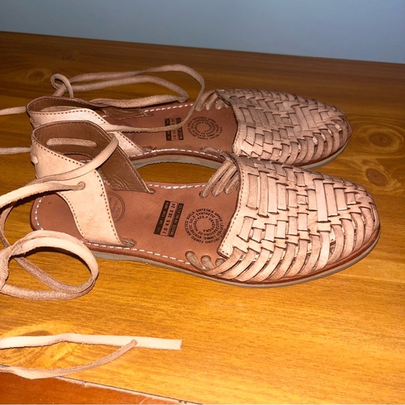 Stylish Woven Leather Sandals - Picture 1 of 4